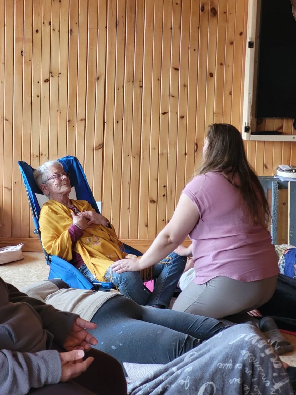 Séance énergétique, mains posées avec douceur