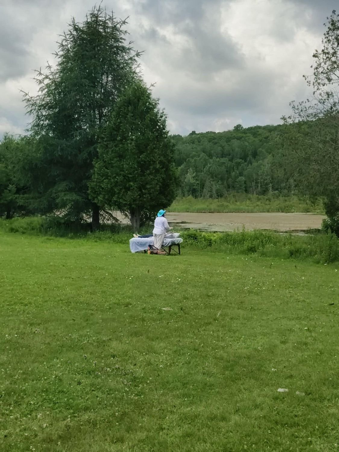 Table de séance installée au bord d'un étang