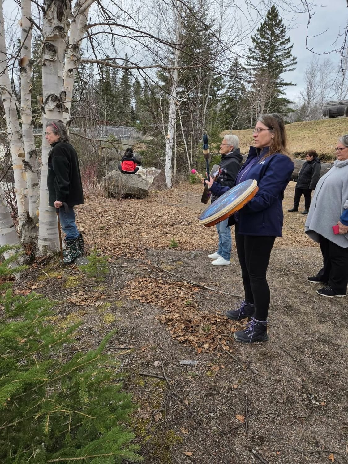 Cérémonie au tambour dans une forêt de bouleaux