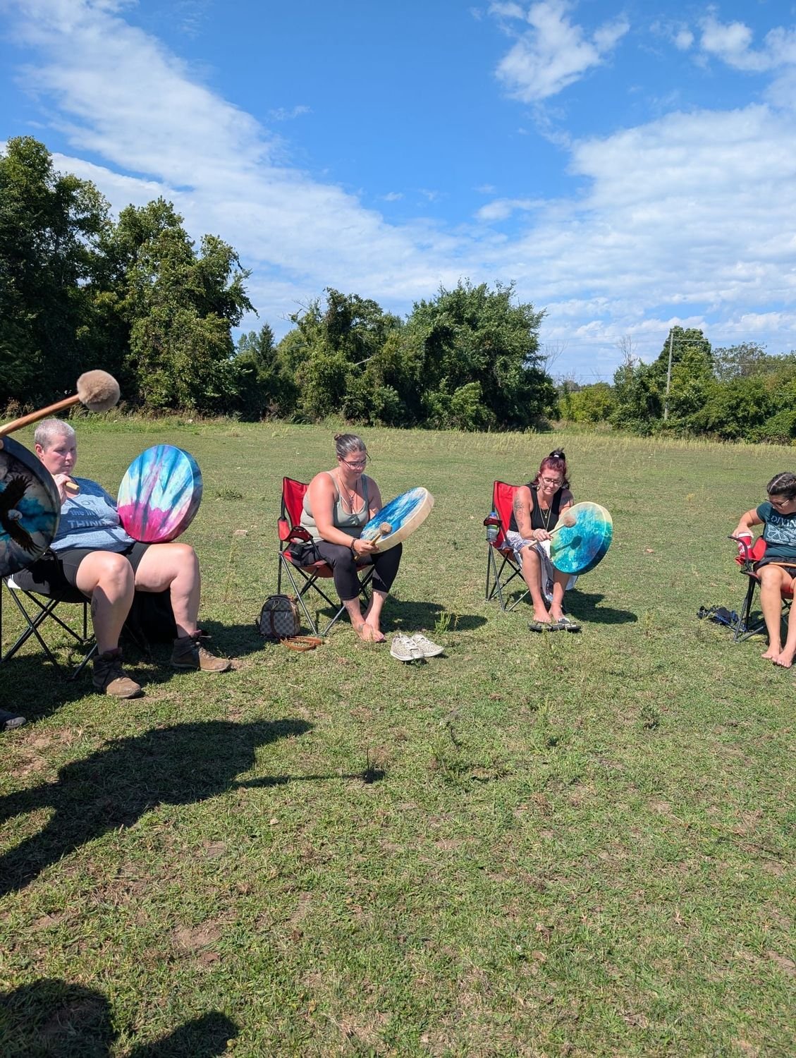 Cercle de tambours en plein air, l'été