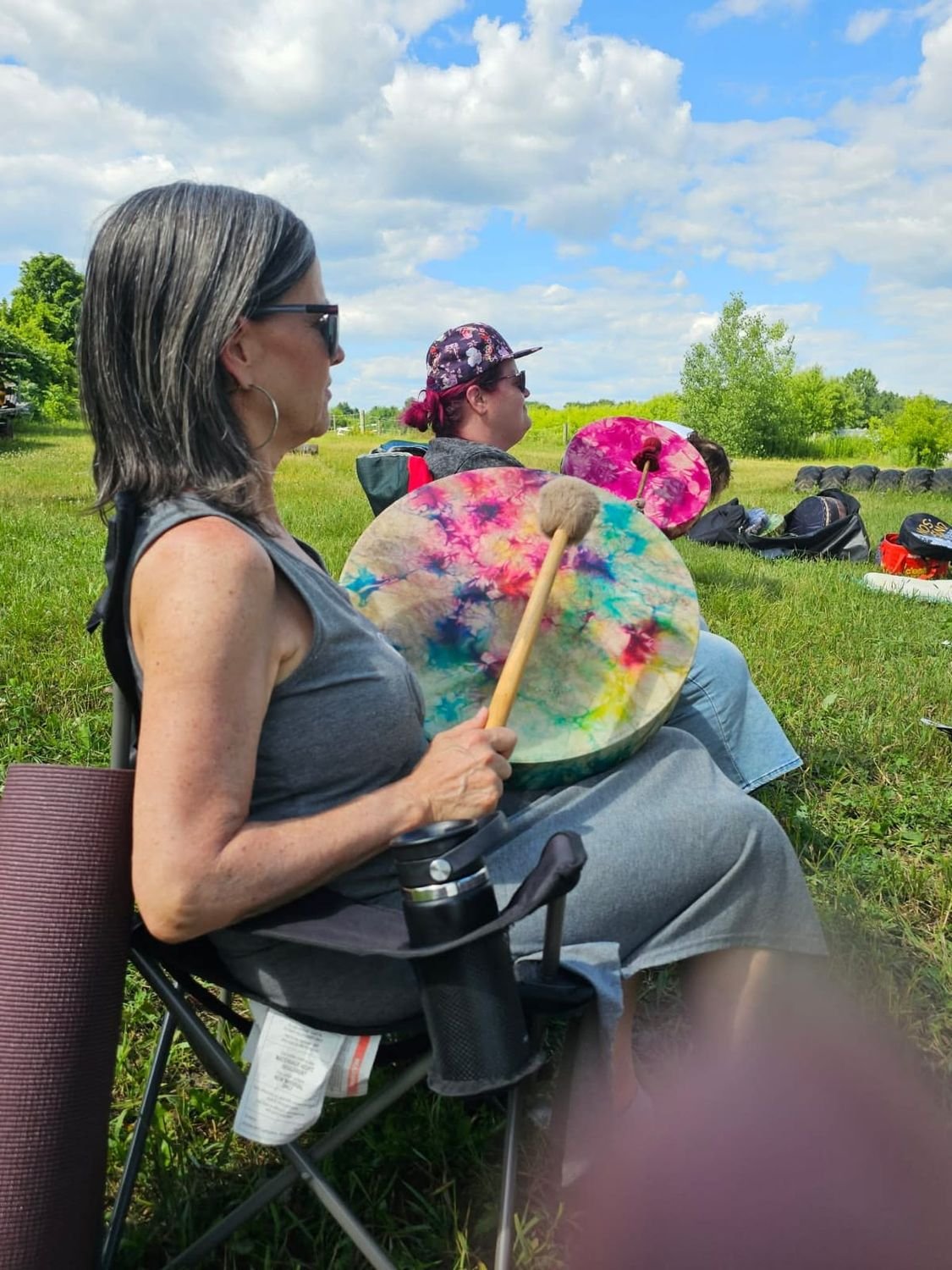Cercle de tambours peints à la main en plein air